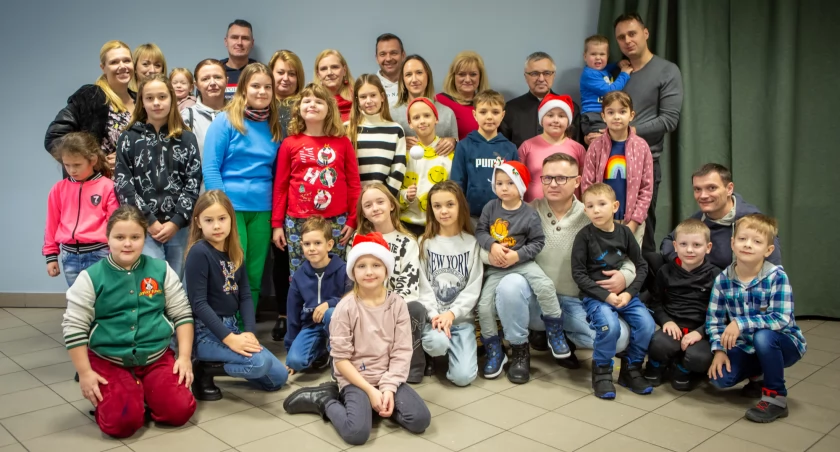 ŚWIĄTECZNE MALOWANIE BOMBEK CHOINKOWYCH W BORZĘCINIE DUŻYM 