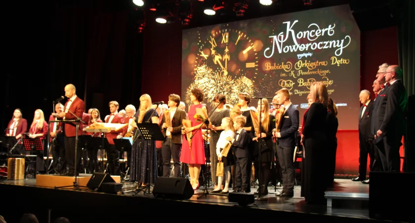 KONCERT NOWOROCZNY Z ORKIESTRĄ DĘTĄ I CHÓREM