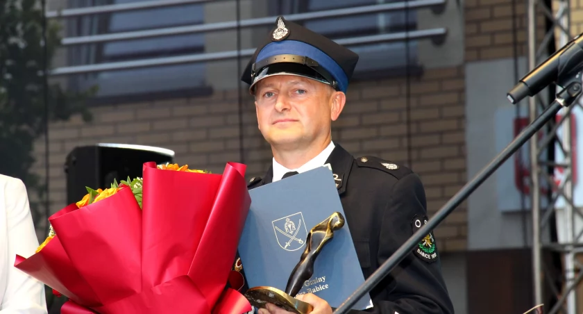 WRĘCZONO STATUETKĘ 