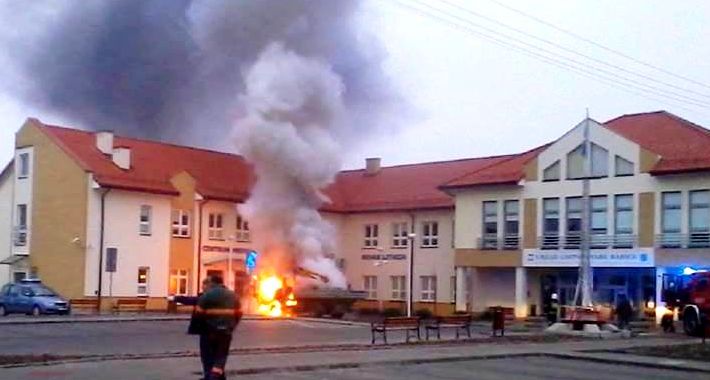 POŻAR CIĘŻARÓWKI POD BUDYNKIEM GMINNYM