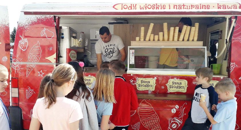 SŁODKI DZIEŃ DZIECKA W SZKOLE W ZIELONKACH