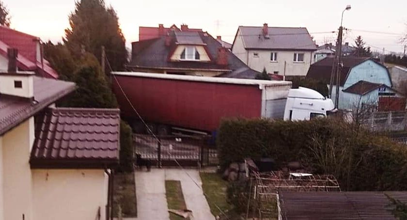 ZABLOKOWANA ULICA I USZKODZONA SKRZYNKA GAZOWA