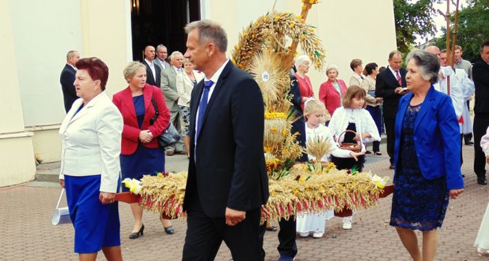 PARAFIALNE DOŻYNKI W BORZĘCINIE DUŻYM