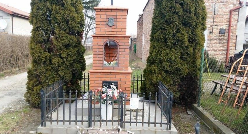 KOLEJNA KAPLICZKA USZKODZONA