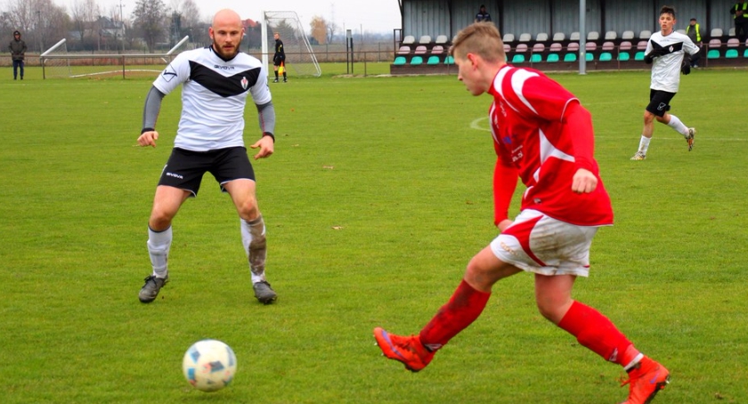 DO PRZERWY 0:1, CZYLI O MECZU W ZIELONKACH