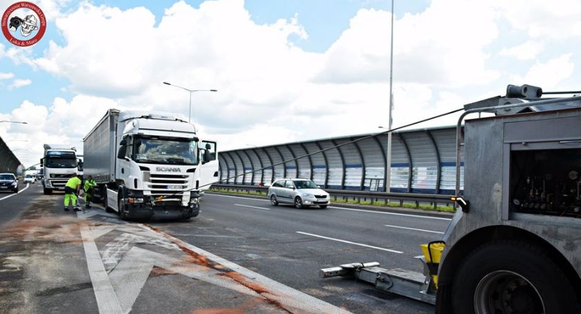 Groźny wypadek z udziałem trzech ciężarówek i dwóch auto osobowych [ZDJĘCIA]