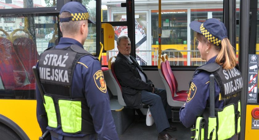 W piżamie przez miasto: niezwykły pasażer na Targówku