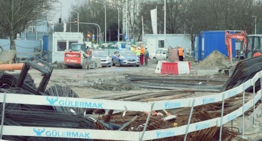 Śmiertelny wypadek na budowie metra. Łyżka koparki spadła na robotników...