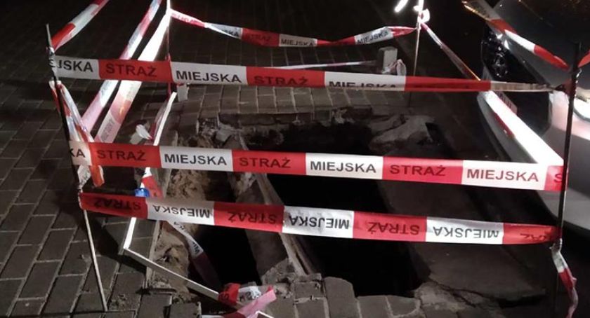Półtorametrowa dziura w chodniku tworzy zagrożenie dla życia mieszkańców