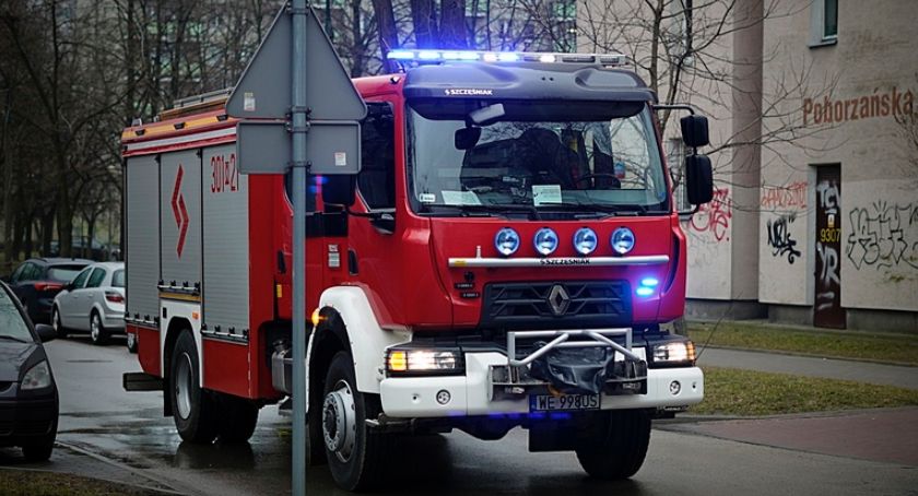 Akcja ratownicza na Targówku: służby wyważyły drzwi do mieszkania