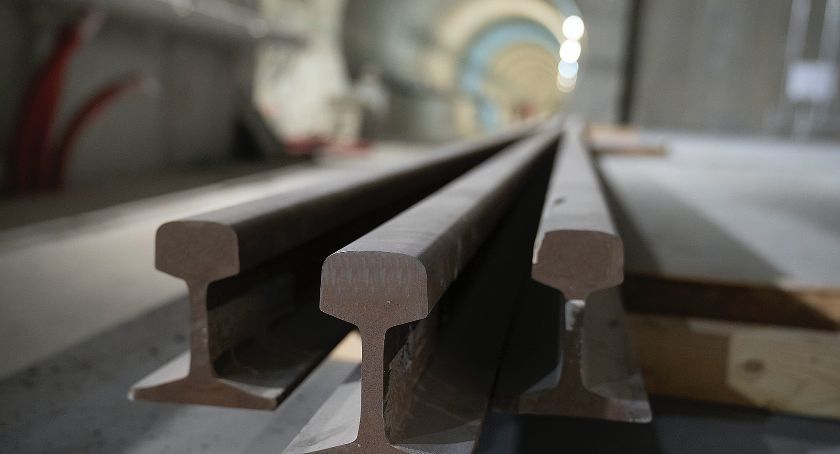 Metro na Bródno: Postępy na budowie — montaż torowiska