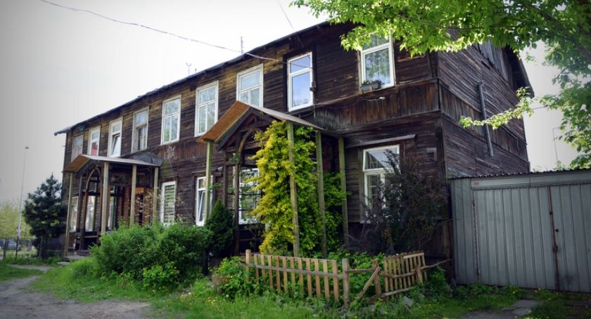 Drewniany dom wśród betonu przy Biruty 18 wpisany do rejestru zabytków [GALERIA ZDJĘĆ]