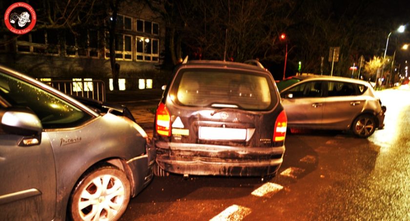Kierowca autobusu staranował zaparkowane przy jezdni auta 