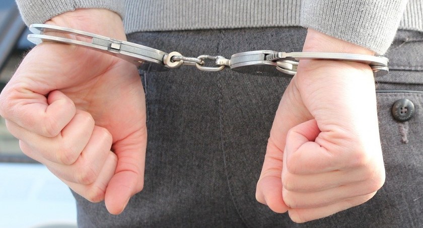 Mieszkaniec Targówka z zarzutami. W jego mieszkaniu znaleziono heroinę… jak twierdził na własny użytek 