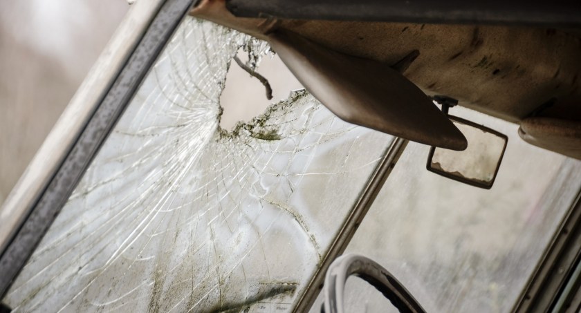 Rozwalił cudze auto i jeszcze temu zaprzeczał