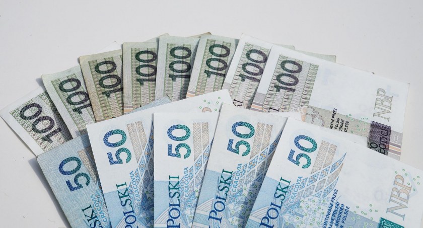 Ponad 2.000 złotych straty po „wizycie” kilku osób w sklepie. Rozpoznajesz je? (Wizerunek w galerii)
