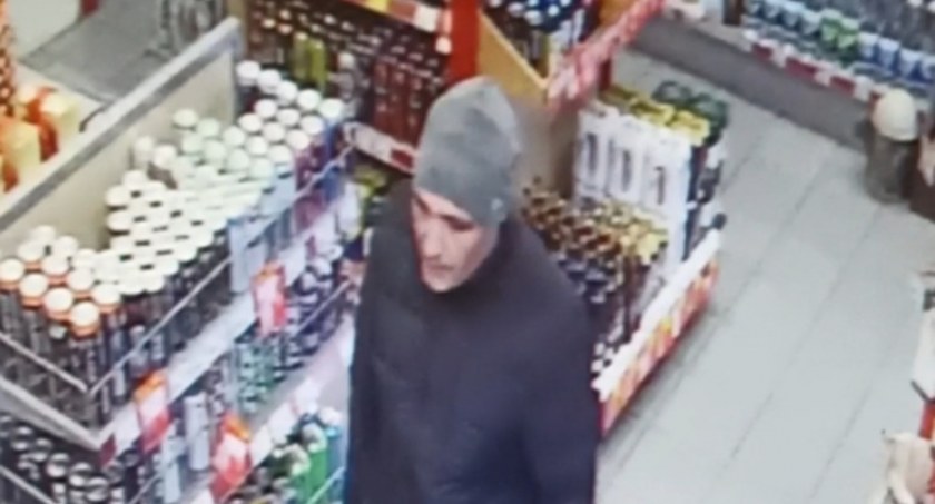 Policja szuka włamywacza. Rozpoznajesz go?