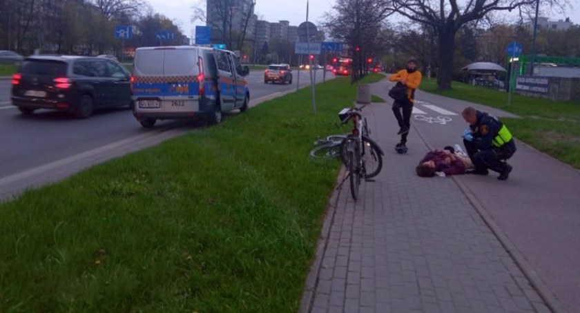 15-latek z zakrwawioną twarzą leżał na chodniku. Pomogli przechodnie
