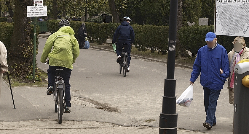 Rowerzyści na Cmentarzu Bródnowskim
