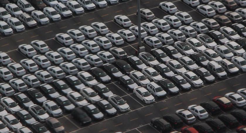 Zajął 2 miejsca parkingowe, gdy inni nie mogą znaleźć nawet jednego