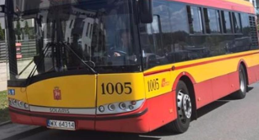 Autobus zderzył się z czterema samochodami. Dwie osoby w szpitalu