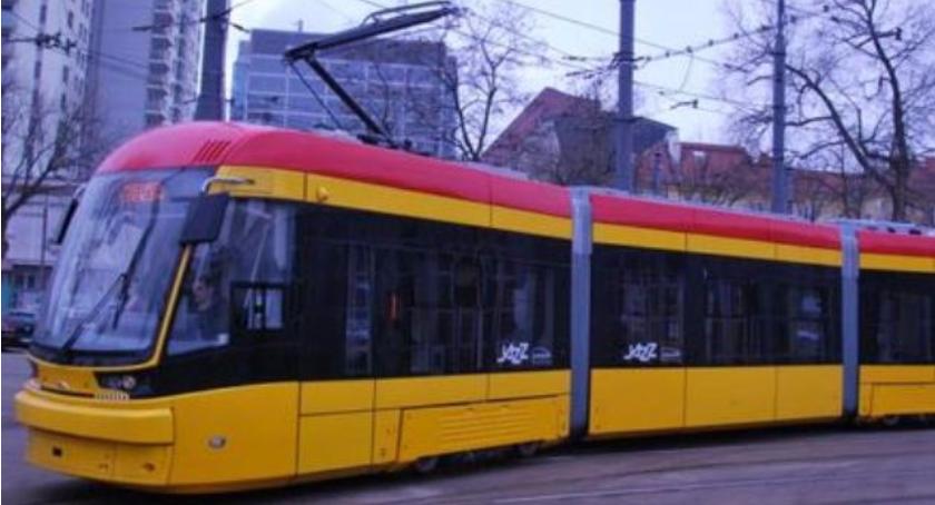 Pęknięta rura na Rembielińskiej. Zalało parking i tory