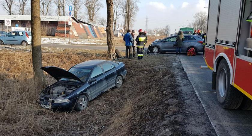 Wypadek na Radzymińskiej. Samochód w rowie. [ZDJĘCIA]