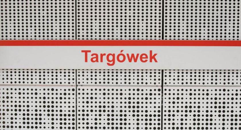 Stacja Targówek w odcieniach bieli, Szwedzka w szarościach - widać już wystrój 
