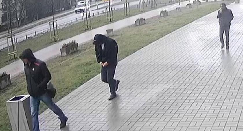 Poszukiwani włamywacze. Złodzieje okradli mieszkanie na Kondratowicza