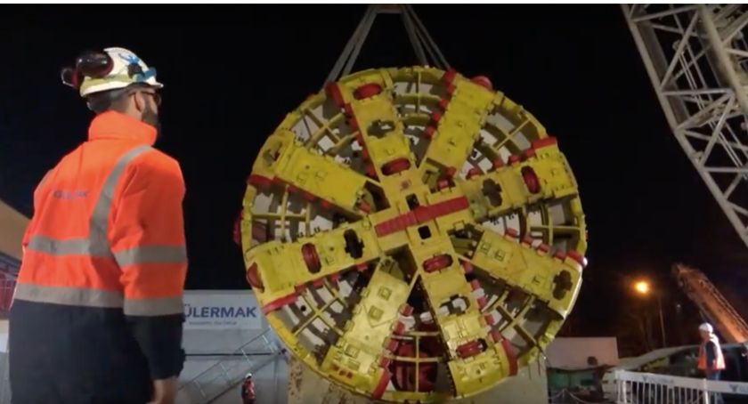 Umieszczenie tarczy drążącej tunele metra w komorze startowej [FILM]