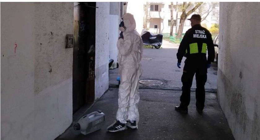 40-latek z objawami zakażenia spał na klatce