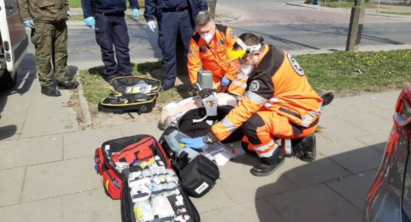 Stracił przytomność przed wozem strażackim. Akcja ratownicza