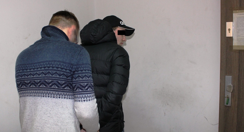 Włamywacze samochodowi zatrzymani przez kryminalnych tuż po zdarzeniu