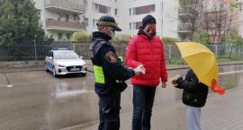 Straż Miejska szyje maseczki i rozdaje je «zapominalskim» 