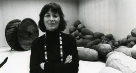 Magdalena Abakanowicz w Parku Rzeźby na Bródnie
