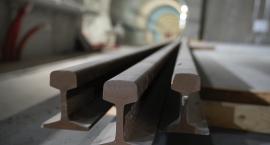 Metro na Bródno: Postępy na budowie — montaż torowiska