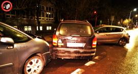 Kierowca autobusu staranował zaparkowane przy jezdni auta 