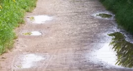 Problem na osiedlu Piecyka. Mieszkańcy muszą skakać przez kałuże, by dotrzeć do domu
