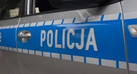 Rozrzuciła kwiaty i znicze z pomnika zmarłych