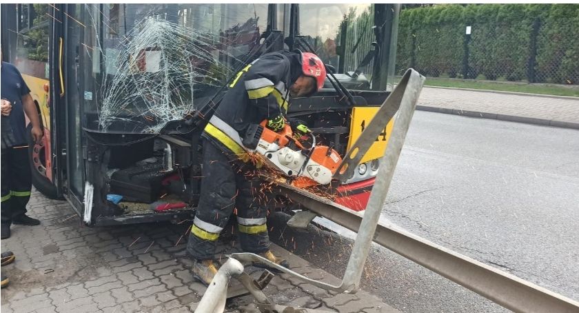 Groźny wypadek w Rembertowie: bariera energochłonna przebiła autobus miejski osiem metrów w głąb [ZDJĘCIA]