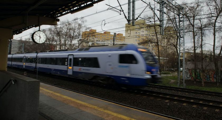 Śmiertelny wypadek na torach: Pociąg do Rembertowa potrącił mężczyznę