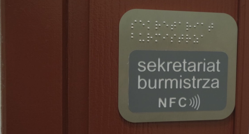 Urząd na wyciągnięcie ręki. Tabliczki NFC dla niewidomych
