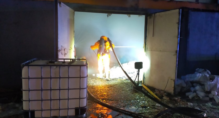 Pożar w hali magazynowej z chemikaliami [ZDJĘCIA]