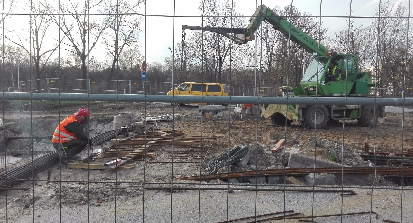 Zamykają, otwierają  i znowu zamykają.