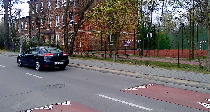 W końcu są progi zwalniające przy Zespole Szkół Publicznych