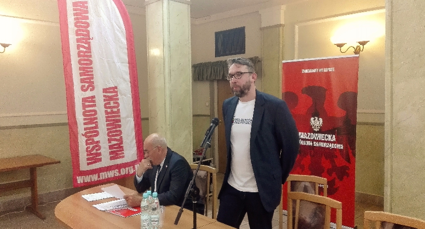 Zjazd samorządowców z reprezentacją Rembertowa w tle.