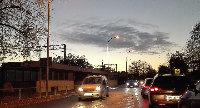 Ruch w okolicy cmentarzy. Powoli zamykane są dojazdy.