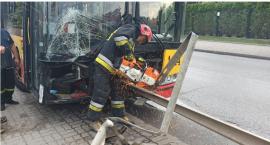 Groźny wypadek w Rembertowie: bariera energochłonna przebiła autobus miejski osiem metrów w głąb [ZDJĘCIA]