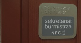 Urząd na wyciągnięcie ręki. Tabliczki NFC dla niewidomych