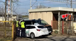 Zdjęcie przedstawia: Bezpieczne przejazdy kolejowe – wspólna akcja policji i Straży Ochrony Kolei w Rembertowie